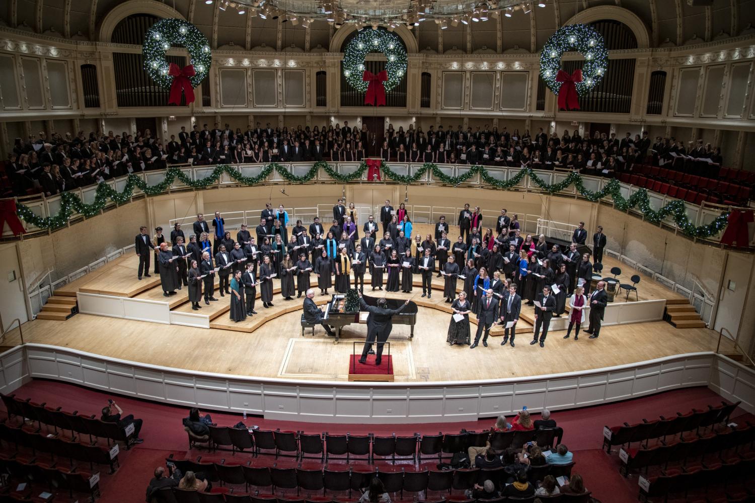 The <a href='http://news.denofthievesla.com'>bv伟德ios下载</a> Choir performs in the Chicago Symphony Hall.